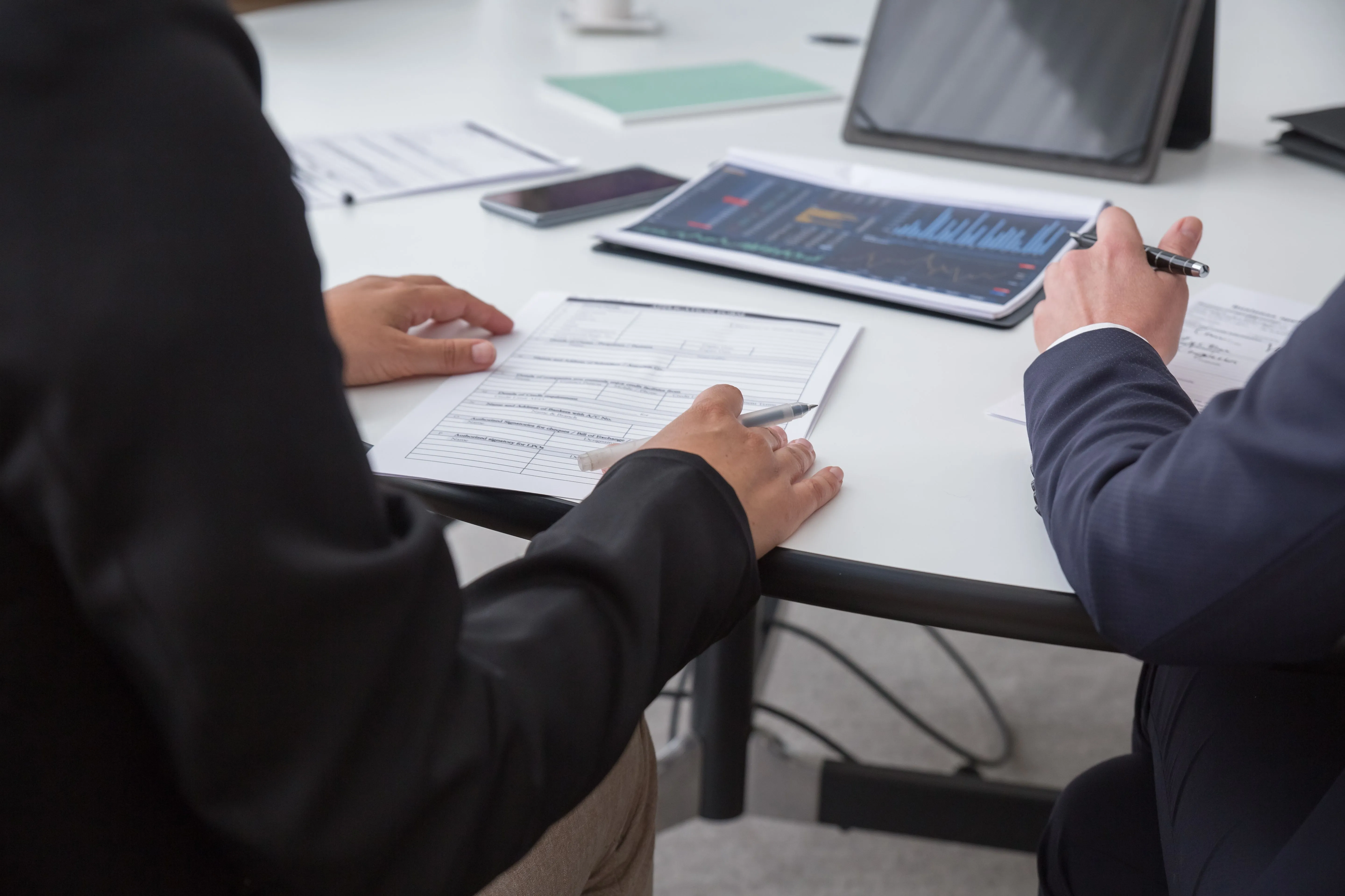 Concepto de transformación digital con personas, sistemas, datos y procesos empresariales conectados.