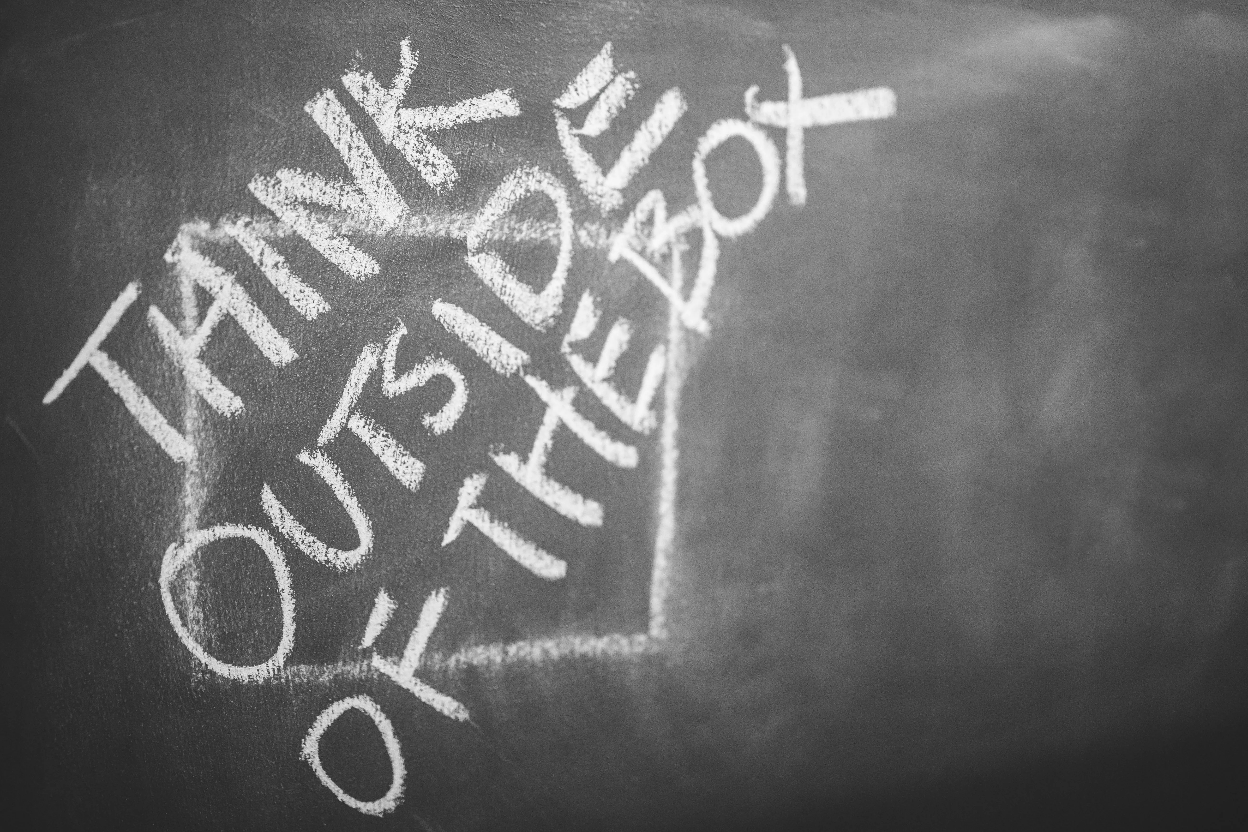 Representación abstracta del pensamiento humano, la inteligencia artificial y la resolución creativa de problemas.